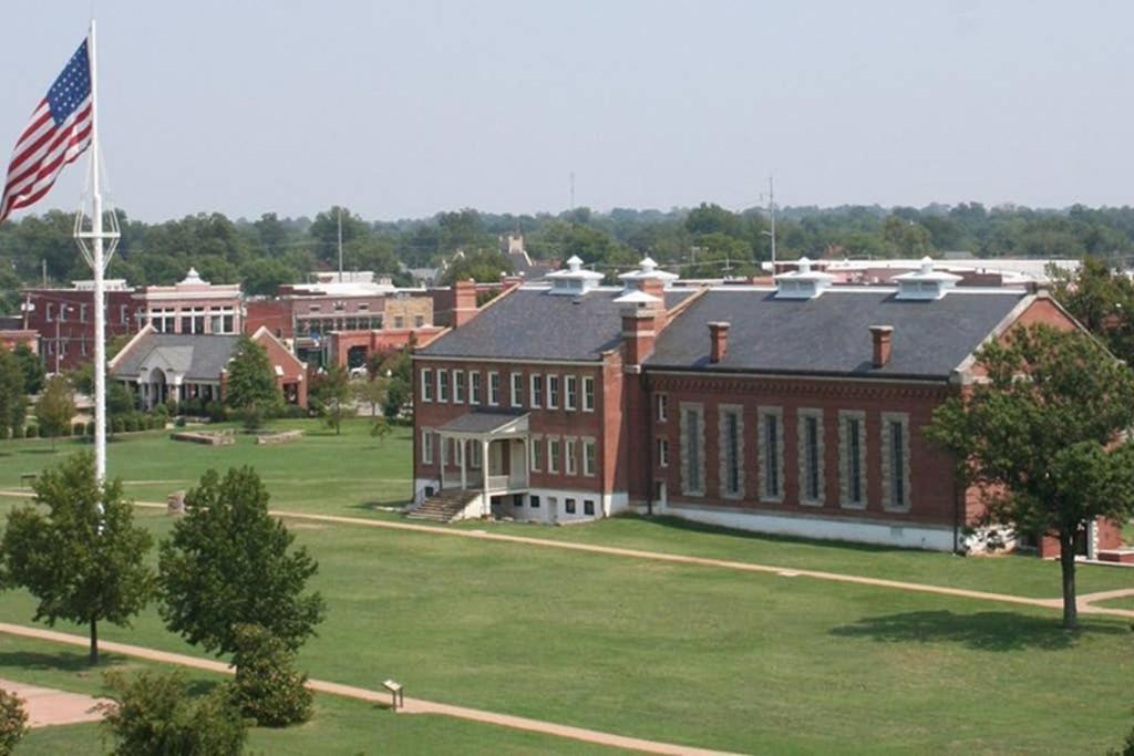 Old Fort Loft King & Queen Suites Nearest Accomodation To Marshals Museum Power Your Ev For Free! Форт-Сміт Екстер'єр фото